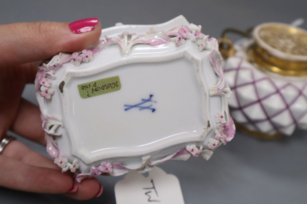 An early 19th century Flamen-Fleury, Paris porcelain inkwell with gilt metal mount and a late Meissen small box and cover